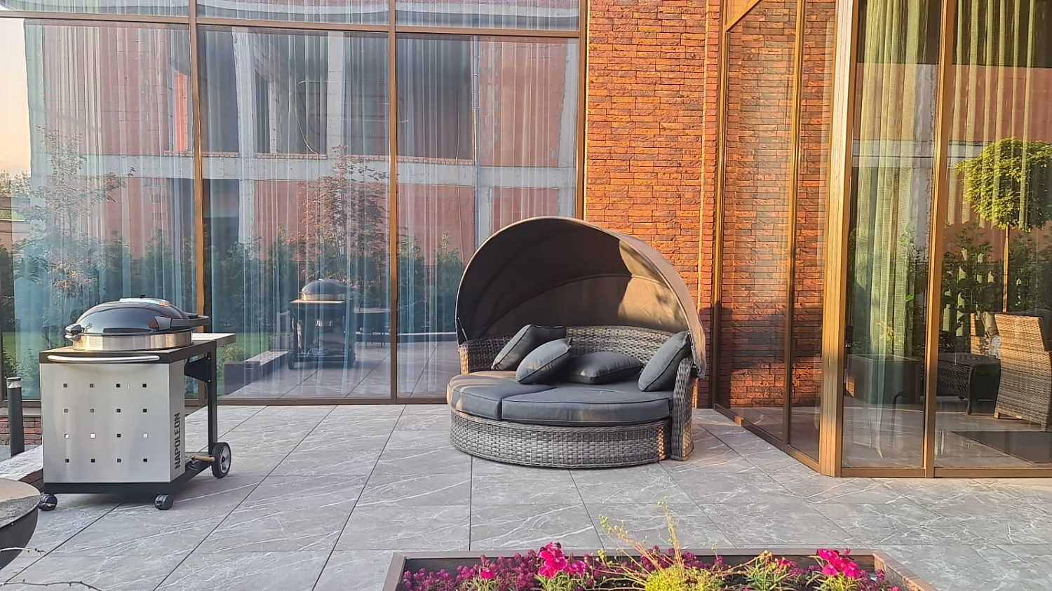 Круглый уличный диван VIOLETTA